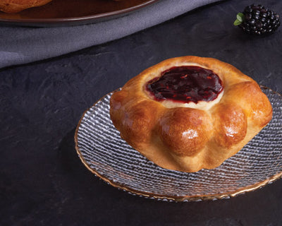 Brioche Queso con Zarzamora