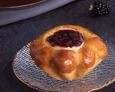 Brioche Queso con Zarzamora