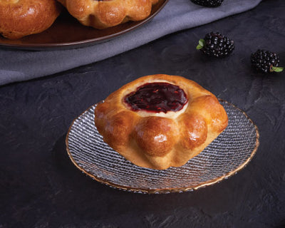 Brioche Queso con Zarzamora